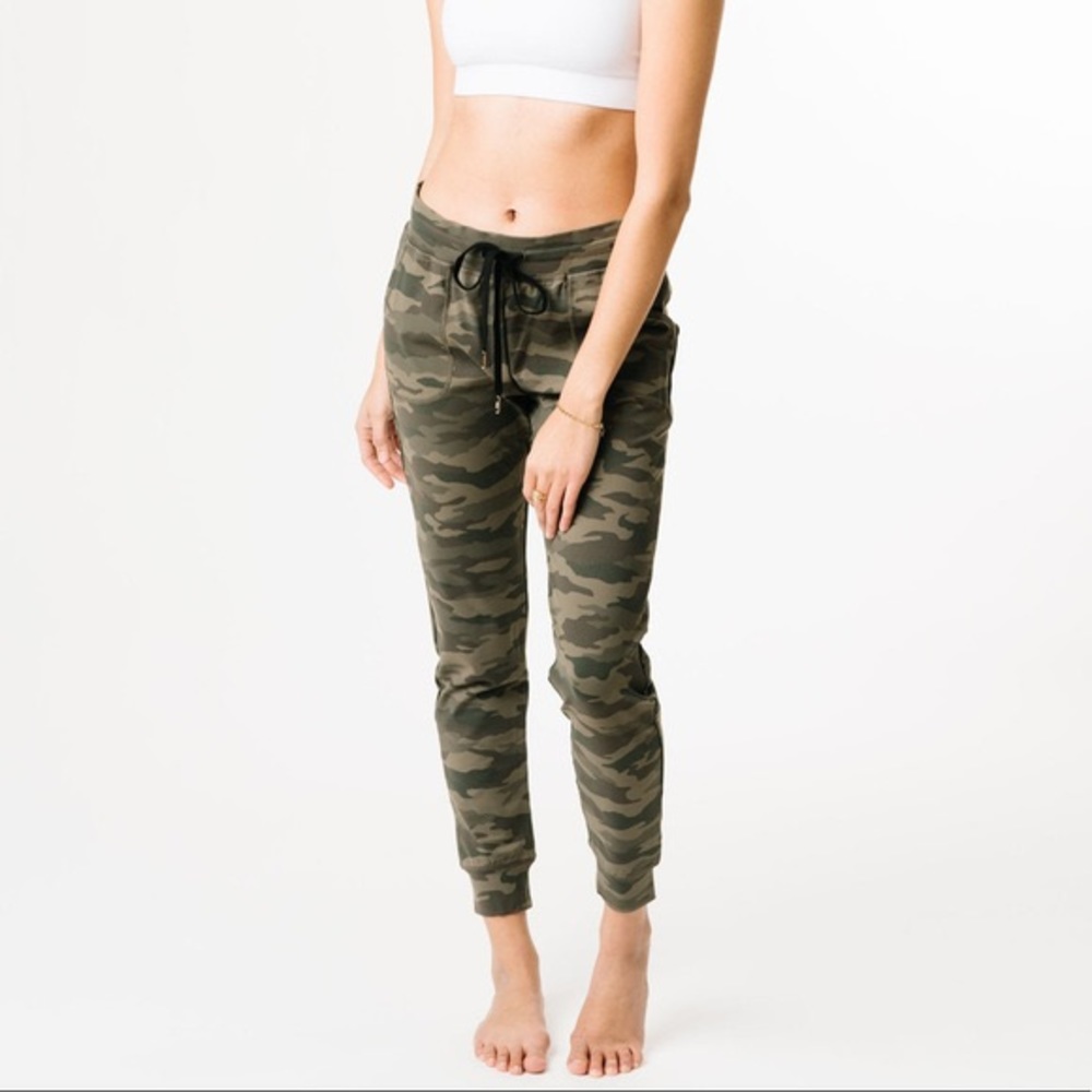 Zyia Active Green Camo Unwind Joggers size Medium